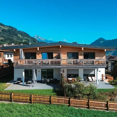 Zillerheart - With Balcony & Mountain View, Alpenluxus Collection Vakantiehuis Fügen