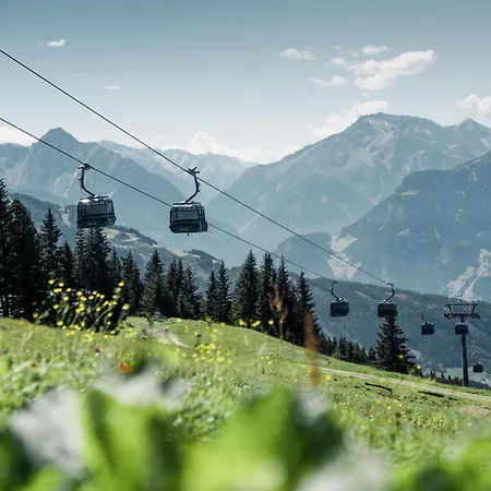 Zillerheart - With Balcony & Mountain View, Alpenluxus Collection Vakantiehuis